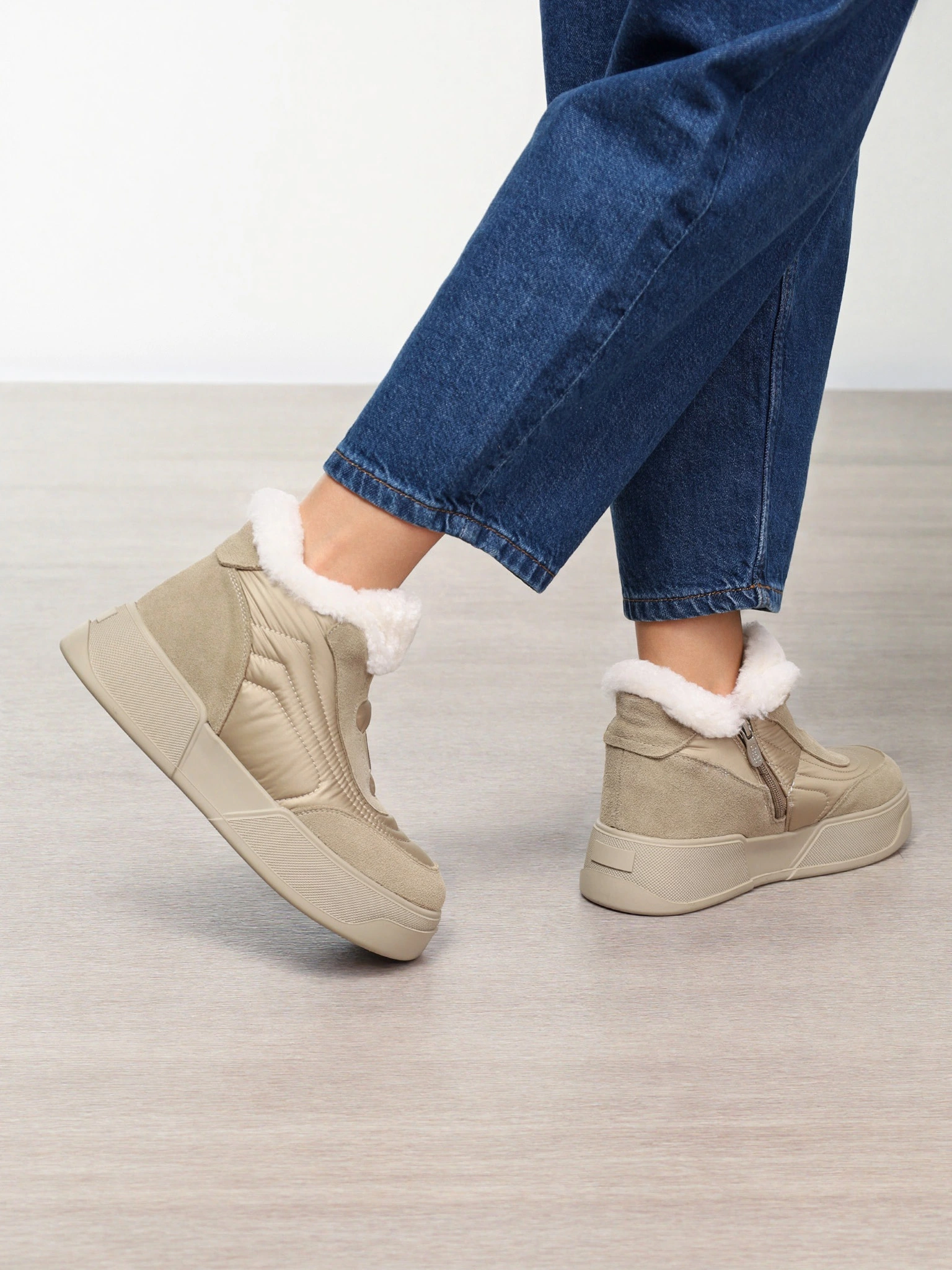 Дутики комбинированные бежевого цвета на средней платформе